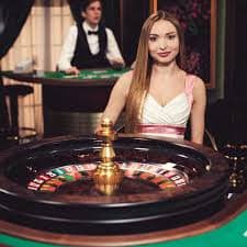 Người chơi trải nghiệm live casino tại hocvienxoso trên điện thoại